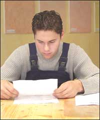 Schüler, der eine Schreibarbeit liest